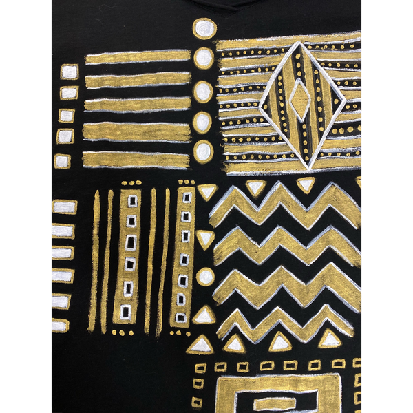 T-shirt nera dipinta a mano