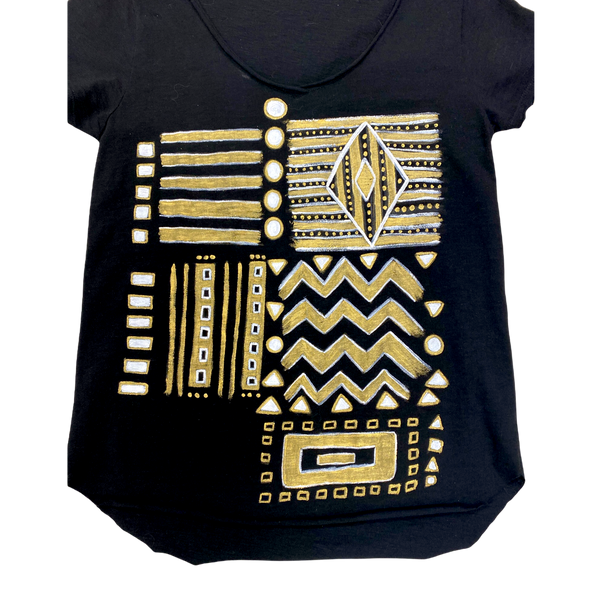 T-shirt nera dipinta a mano